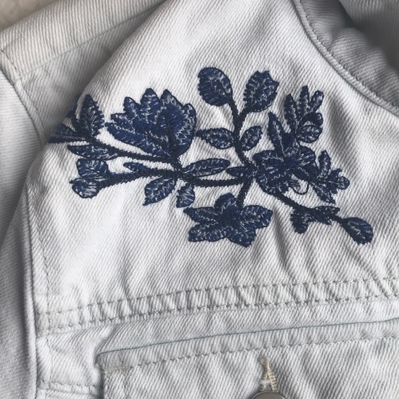 Stylish ripped and embroidered jean jacket - Picture 3 of 6